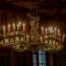 ... illuminato da un appariscente lampadario in ferro battuto